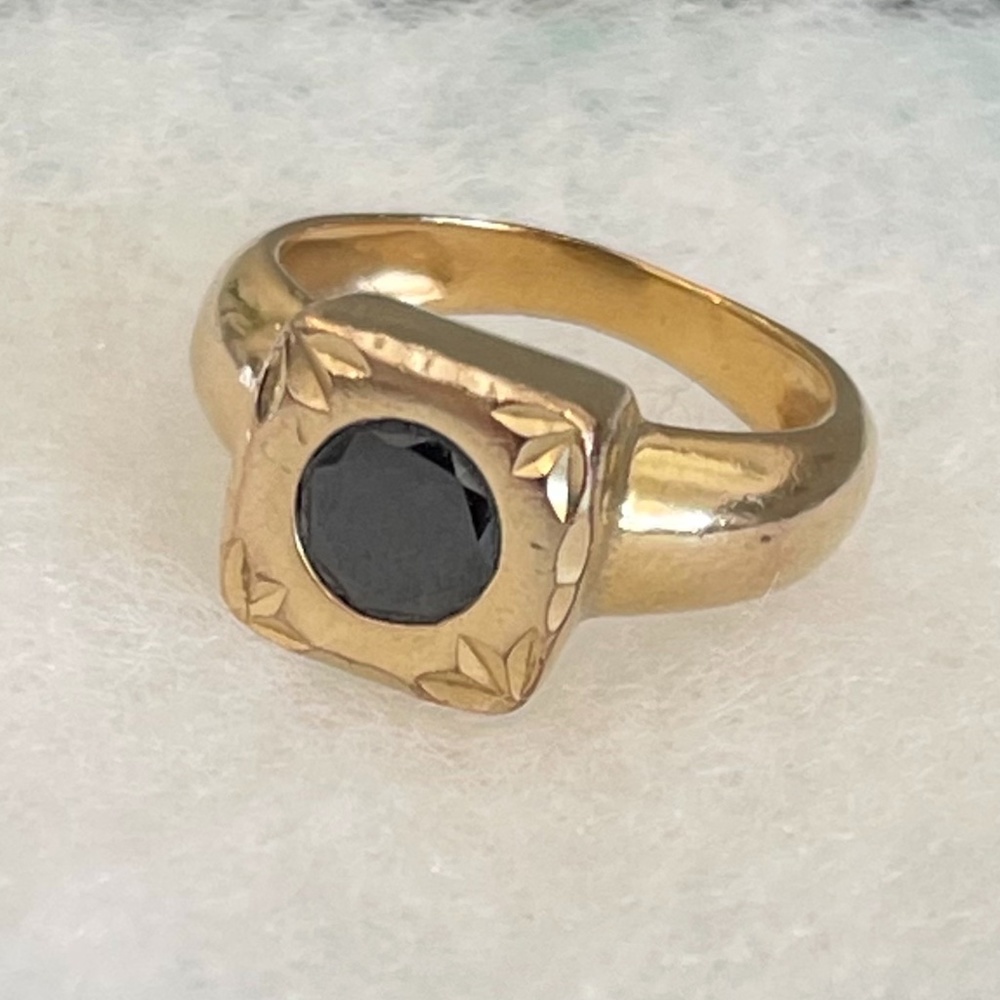 Goldfield ring with Red stone